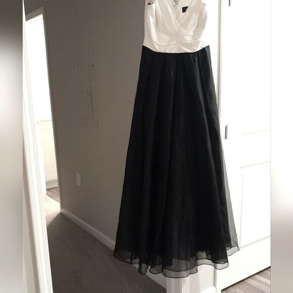 Vera Wang Formal Gown - Picture 4 of 9